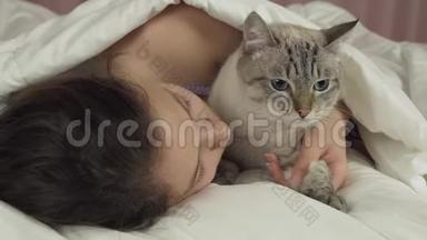 快乐少女亲吻与泰国猫在床上交谈库存视频